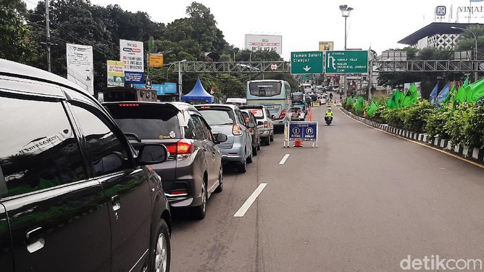 Arus lalulintas menuju kawasan wisata Puncak, Bogor, Jawa Barat mengalami kemacetan parah. Untuk mengurangi mobilitas masyarakat menuju kawasan Puncak, Polres Bogor memberlakukan sistem ganjil genap dan buka-tutup di beberapa titim kemacetan.