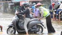 Banjir di Sekadau terjadi sejak Selasa (26/10) pukul 16.00 WIB. (Adi Saputro/detikcom)
