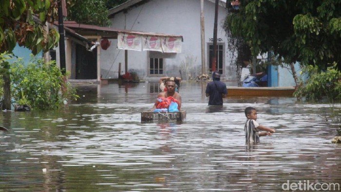 Lebih dari dua pekan, banjir masih berlangsung di Kabupaten Sekadau, Kalimantan Barat (Kalbar. Tinggi banjir bervariasi di empat kecamatan yang terdampak. (Adi Saputro/detikcom)