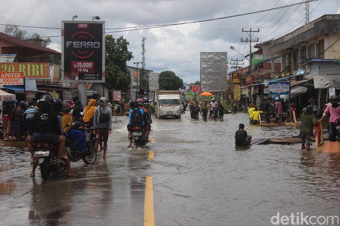 Lebih dari dua pekan, banjir masih berlangsung di Kabupaten Sekadau, Kalimantan Barat (Kalbar. Tinggi banjir bervariasi di empat kecamatan yang terdampak. (Adi Saputro/detikcom) Lebih dari dua pekan, banjir masih berlangsung di Kabupaten Sekadau, Kalimantan Barat (Kalbar. Tinggi banjir bervariasi di empat kecamatan yang terdampak. (Adi Saputro/detikcom)