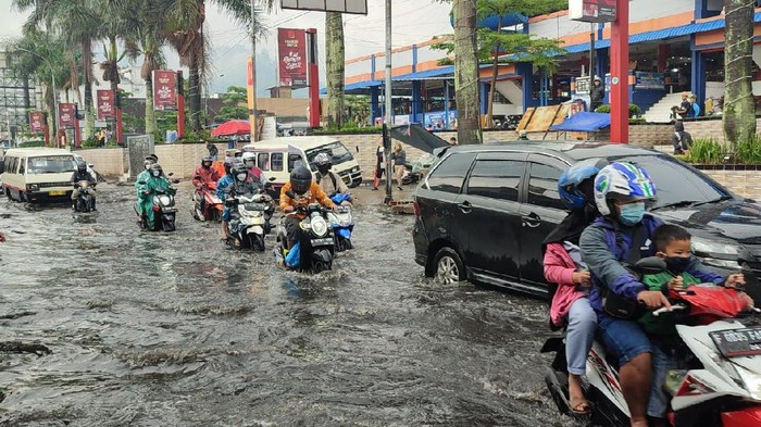Lembang banjir diguyur hujan deras