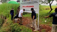 Jumat (5/11/2021) juru sita Panitia Urusan Piutang Negara (PUPN) melakukan penyitaan dan pemasangan plang atas empat aset tanah yang merupakan jaminan kredit PT TPN.Foto: Yuda Febrian Silitonga/detikcom