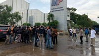 Satuan Tugas (Satgas) Penanganan Hak Tagih Negara Dana Bantuan Likuiditas Bank Indonesia (BLBI) menyita aset PT Timor Putera Nasional (TPN) yang dimiliki Hutomo Mandala Putra alias Tommy Soeharto di kawasan Industri Mandala Pratama Permai, Karawang, Jumat (5/11/2021)Foto: Yuda Febrian Silitonga/detikcom