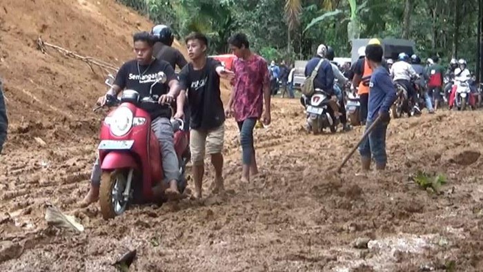Longsor di Jalur Lintas Barat (Jalinbar) Mamuju