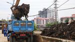 Lumpur Kanal Banjir Barat Dikeruk