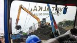 Lumpur Kanal Banjir Barat Dikeruk