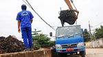 Lumpur Kanal Banjir Barat Dikeruk