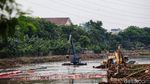 Lumpur Kanal Banjir Barat Dikeruk