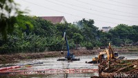 Saat ini proses pengerukan lumpur yang mengendap di dasar sungai terus dilakukan oleh Dinas Sumber Daya Air Provinsi DKI Jakarta.