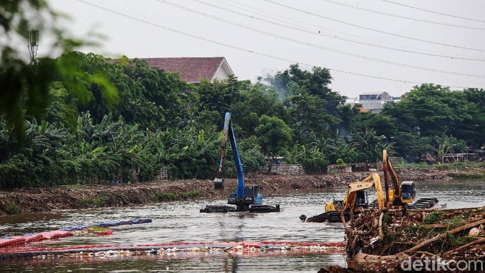 Petugas dari Dinas Sumber Daya Air Provinsi DKI Jakarta tengah melakukan pengangkutan lumpur di kawasan Tanah Abang, Jakarta Pusat, Sabtu (13/11/2021). Lumpur yang berasal dari sedimentasi Banjir Kanal Barat ini kemudian diangkat oleh petugas untuk kemudian di buang ke daerah Ancol.