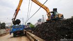 Lumpur Kanal Banjir Barat Dikeruk