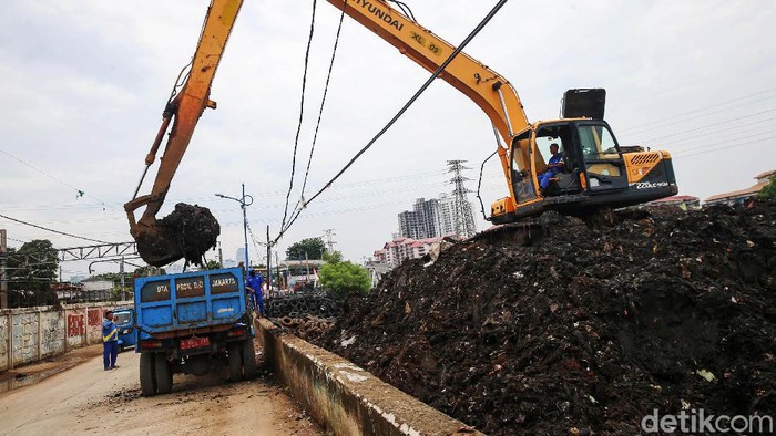 Lumpur Kanal Banjir Barat Dibersihkan Petugas dari Dinas Sumber Daya Air Provinsi DKI Jakarta tengah melakukan pengangkutan lumpur di kawasan Tanah Abang, Jakarta Pusat, Sabtu (13/11/2021). Lumpur yang berasal dari sedimentasi Banjir Kanal Barat ini kemudian diangkat oleh petugas untuk kemudian di buang ke daerah Ancol.