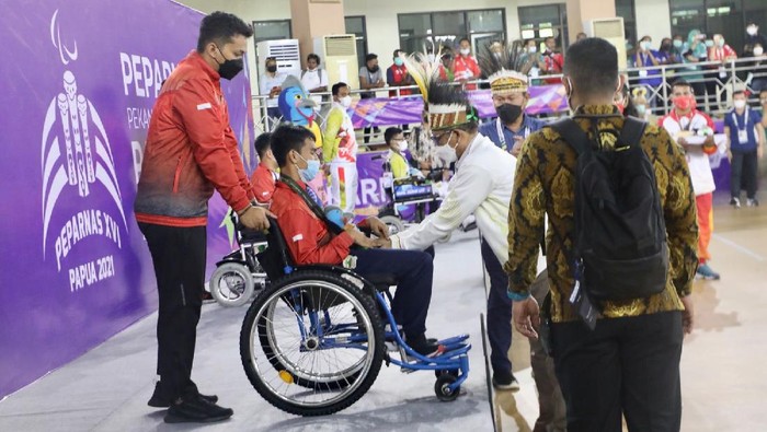 Pekan Paralimpik Nasional (Peparnas) XVI Papua 2021 hari ini akan ditutup oleh Presiden Joko Widodo (Jokowi). Di balik gelaran olahraga multievent itu, ada cerita teriakan Anies dan Ganjar.