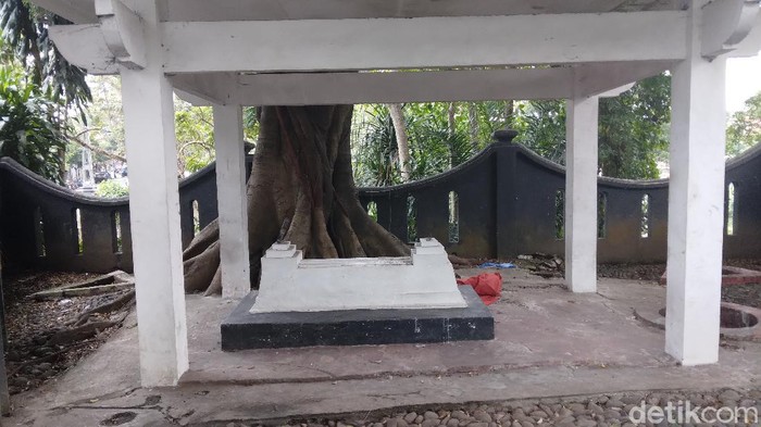 Bangunan menyerupai makam berada di ujung utara jembatan Jalan Majapahit. Selama ini banyak yang bertanya-tanya tentang makam tersebut.
