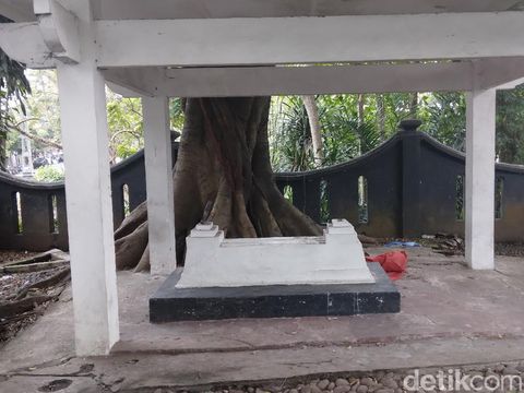 Bangunan menyerupai makam berada di ujung utara jembatan Jalan Majapahit. Selama ini banyak yang bertanya-tanya tentang makam tersebut.