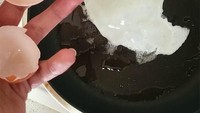 Sarapan dengan telur mata sapi bisa jadi solusi sarapan mudah, singkat dan bergizi. Sayangnya, telur yang satu ini justru kurang gizi. Hanya ada putih telurnya saja, kemana ya kira-kira kuning telurnya? Foto: Istimewa
