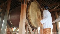 Sedangkan di alun-alun kudus ada acara seremonial menyambut awal Ramadhan. Kepala Bidang Kebudayaan pada Dinas Kebudayaan dan Pariwisata  Kabupaten Kudus, Agus Susanto Warisan Mbah Sunan Kudus ini pun menjadi bentuk warisan Indonesia. (Dian Utoro Aji/detikcom)