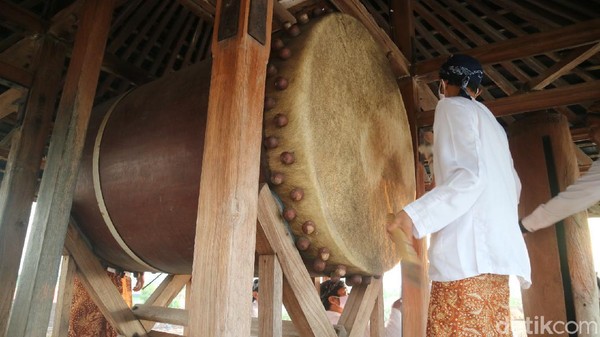 Sedangkan di alun-alun kudus ada acara seremonial menyambut awal Ramadhan. Kepala Bidang Kebudayaan pada Dinas Kebudayaan dan Pariwisata Kabupaten Kudus, Agus Susanto Warisan Mbah Sunan Kudus ini pun menjadi bentuk warisan Indonesia. (Dian Utoro Aji/detikcom) Sedangkan di alun-alun kudus ada acara seremonial menyambut awal Ramadhan. Kepala Bidang Kebudayaan pada Dinas Kebudayaan dan Pariwisata Kabupaten Kudus, Agus Susanto Warisan Mbah Sunan Kudus ini pun menjadi bentuk warisan Indonesia. (Dian Utoro Aji/detikcom)