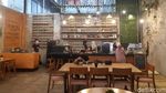Foto: Ada Perpustakaan dalam Kafe, Bisa Baca Buku sambil Ngopi