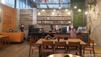 Kafe ini menyediakan berbagai menu makanan dengan harga terjangkau. Misanya ada chicken wings, sosis, kentang goreng, spaghetty hingga indomie dengan harga mulai dari Rp 10 ribu hingga Rp 39 ribu..(Luthfi hafidz/detikcom)