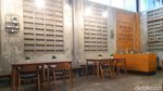 Foto: Ada Perpustakaan dalam Kafe, Bisa Baca Buku sambil Ngopi
