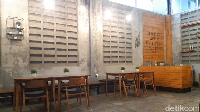 Menyruput Kopi Sambil Menikmati Buku Bacaan CIL Room Bogor