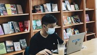 Menariknya, ada sebuah perpustakaan dengan jendela besar dilengkapi dengan meja dan kursi. Meski area nongkrong dan baca terpisah, tapi traveler boleh memesan makanan dan minuman untuk dibawa ke perpustakaan (Cilroom/instagram)