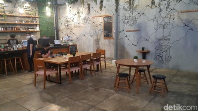 Foto: Ada Perpustakaan dalam Kafe, Bisa Baca Buku sambil Ngopi