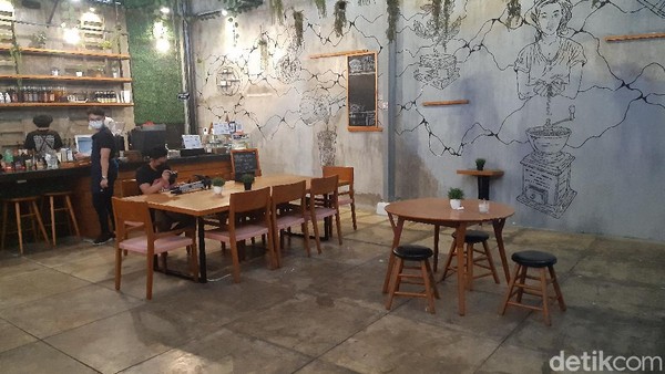 Foto: Ada Perpustakaan dalam Kafe, Bisa Baca Buku sambil Ngopi