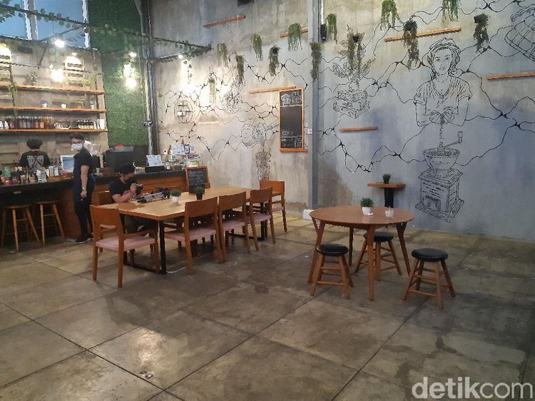 Foto: Ada Perpustakaan dalam Kafe, Bisa Baca Buku sambil Ngopi