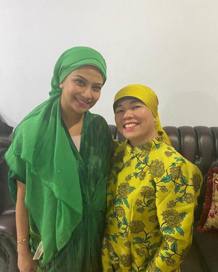Momen Bahagia Ibunda Bibi Andriansyah Saat Kulineran Bareng Mendiang Vanessa Angel