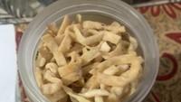 Saking dekatnya dengan Vanessa, Dewi bahkan sering membuatkan makanan kesukaan menantunya itu. Di Instagram ia menulis, Dah matang kue bawang request mantu.