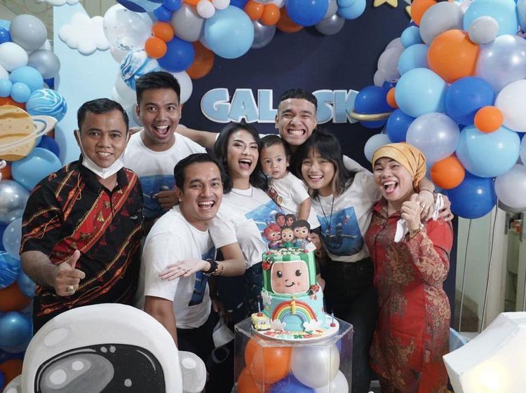 Momen Bahagia Ibunda Bibi Andriansyah Saat Kulineran Bareng Mendiang Vanessa Angel