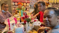 Terkait pekerjaannya, Dewi juga menunjukkan passionnya di bidang bisnis kain. Ini momen ketika ia makan malam di ruko bersama para reseller.