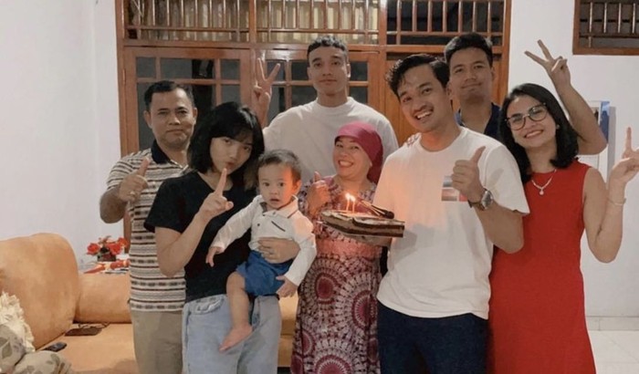 Momen Bahagia Ibunda Bibi Andriansyah Saat Kulineran Bareng Mendiang Vanessa Angel Momen Bahagia Ibunda Bibi Andriansyah Saat Kulineran Bareng Mendiang Vanessa Angel