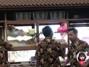Ngakak! Makan Bakso Pakai Batik, Motifnya Sama dengan Seragam Pelayan Bakso