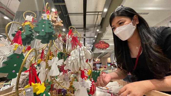 Ornamen Natal Mulai Hiasi Pusat Perbelanjaan Ornamen Natal Mulai Hiasi Pusat Perbelanjaan