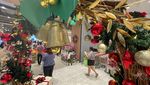 Ornamen Natal Mulai Hiasi Pusat Perbelanjaan