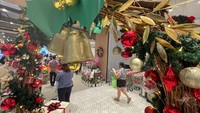 Selain menghadirkan dekorasi Natal mulai dari pintu masuk hingga area utama.
