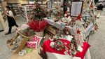 Ornamen Natal Mulai Hiasi Pusat Perbelanjaan