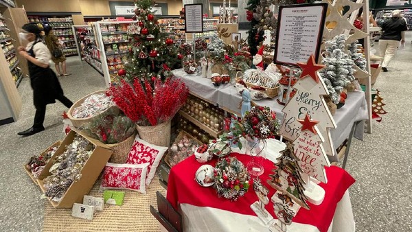 Ornamen Natal Mulai Hiasi Pusat Perbelanjaan