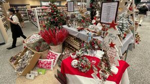 Ornamen Natal Mulai Hiasi Pusat Perbelanjaan