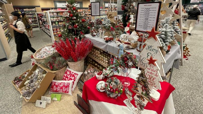 Ornamen Natal Mulai Hiasi Pusat Perbelanjaan Ornamen Natal Mulai Hiasi Pusat Perbelanjaan