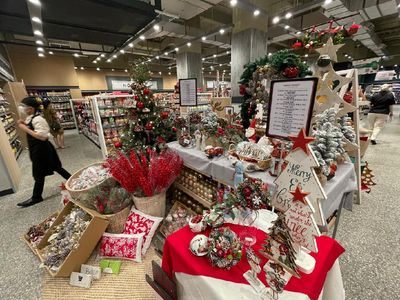 Ornamen Natal Mulai Hiasi Pusat Perbelanjaan