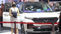 Mereka hadir di setiap booth dengan menerapkan protokol kesehatan (prokes).