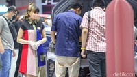 Tak hanya cantik dan ramah, meraka juga terampil memberikan penjelasan kepada pengunjung yang bertanya mengenai produk.