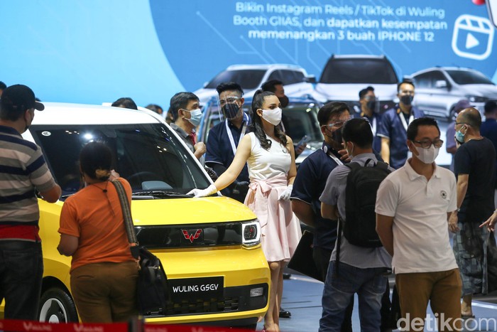 Pameran otomotif Gaikindo Indonesia Internasional Auto Show (GIIAS) 2021 tetap menampilkan Sales Promotion Girl (SPG), Tangerang, Sabtu (13/11/2021). Keberadaan bidadari penjaga booth otomotif di pameran GIIAS ini menjadi strategi agen pemegang merek (APM) untuk menarik pengunjung menyambangi booth mereka.