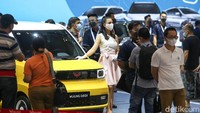 Mereka juga siap berpose dengan produk mobil yang dipamerkan.
