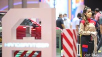 Para SPG berjaga di setiap booth dengan menerapkan protokol kesehatan (prokes).