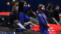 Para gadis cantik di pameran otomotif ini kerap mencuri perhatian pengunjung.